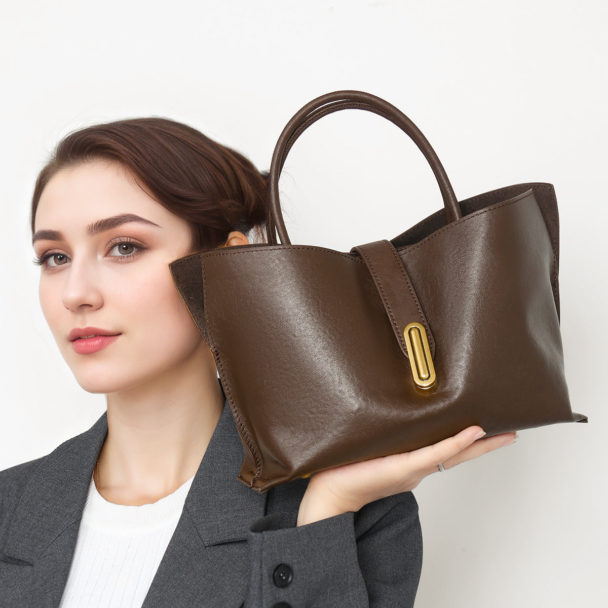 Skulptierte glatte, strukturierte Tasche mit abnehmbarem Schultergurt