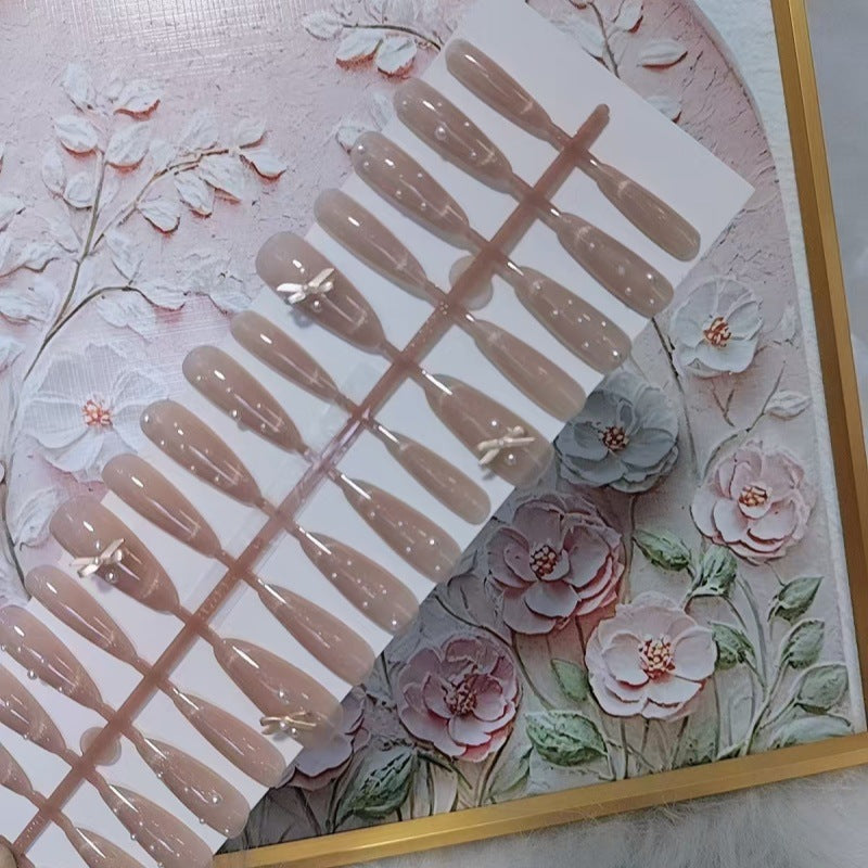 Elegante künstliche Nagelspitzen mit Perlendetails Brehn