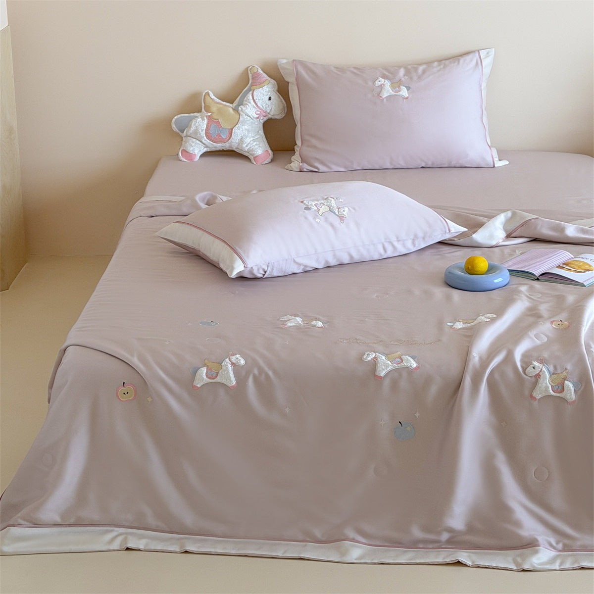 Kinder-Bettwäscheset mit applizierten Tierfiguren, satinierter Hülle und gesteppter Decke