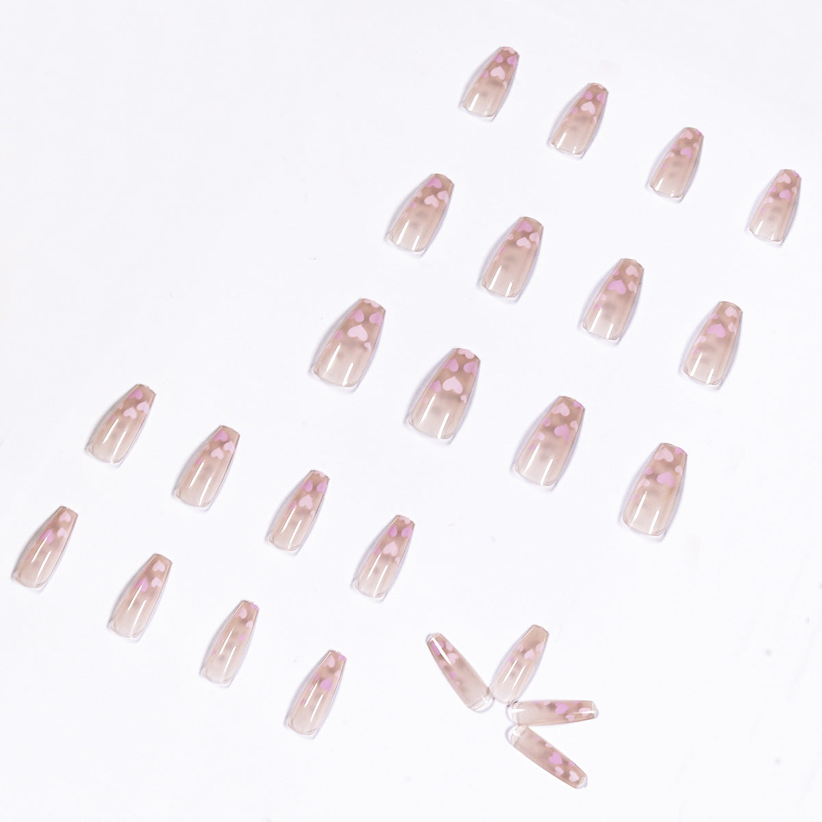 Kunstvolle Nagelkunst mit Herzmuster Brehn