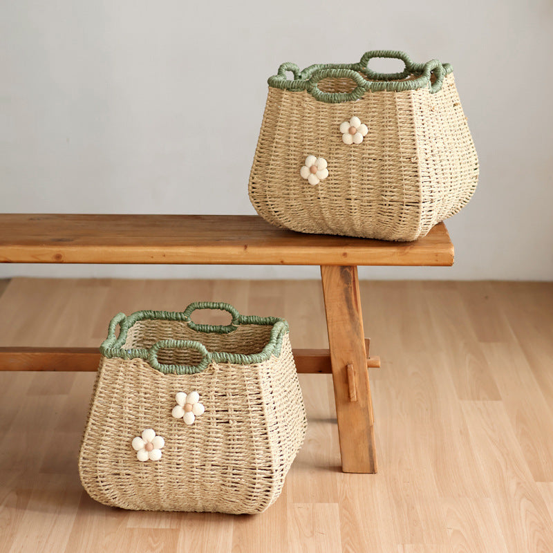 Handgefertigter Korb mit Blumenapplikation Brehn
