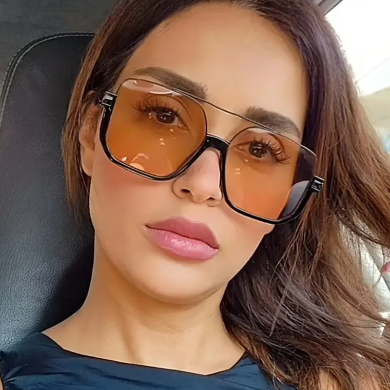 Damen quadratische Sonnenbrille mit transparentem Rahmen und grün getönten Gläsern Brehn