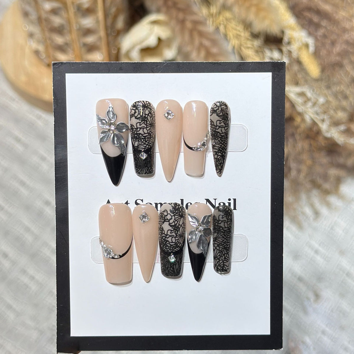 Künstlerisches Stiletto Press-On Nagelset mit floralem Akzent Brehn