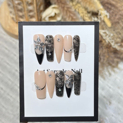 Künstlerisches Stiletto Press-On Nagelset mit floralem Akzent Brehn