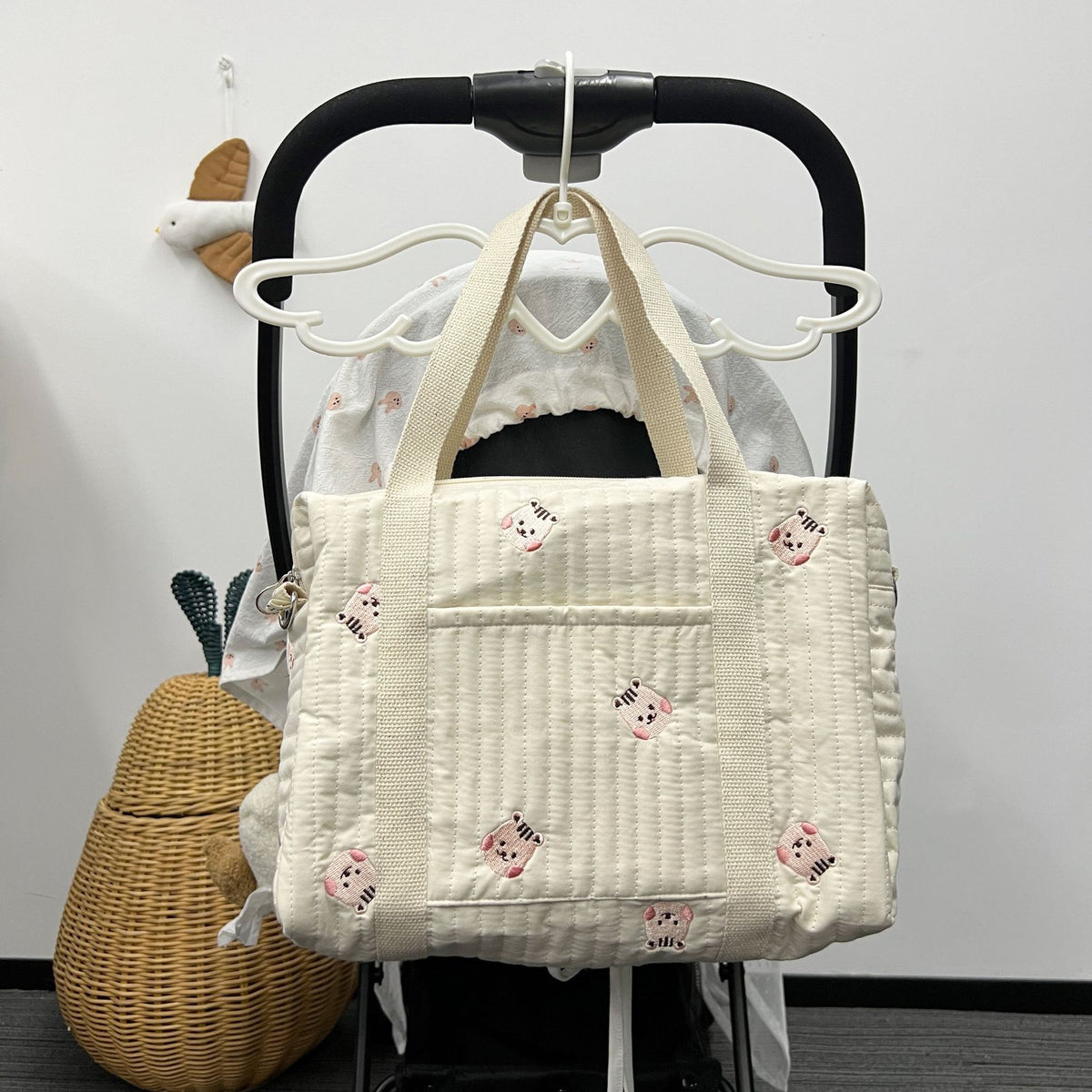Gestepptes wandelbare Wickelrucksack mit gesticktem Tierapplikation und Kinderwagenhaken