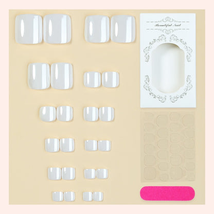 Künstliches Nagel-Set mit eleganten French-Tips Brehn