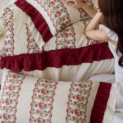 Patchwork-gestreiftes floral gesteppte Bettbezug-Set mit Rüschen Saum & Umschlagkissenbezüge