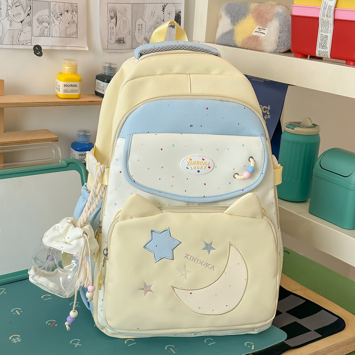Niedlicher, von Charakteren inspirierter Schulranzen mit mehreren Taschen