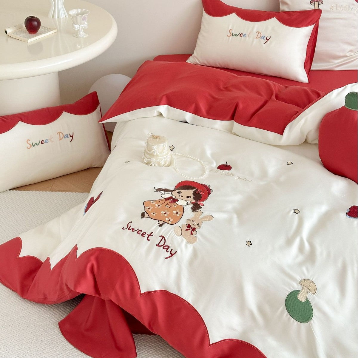 Bettwäsche-Set mit bestickten Puppen- und Apfelmotiven