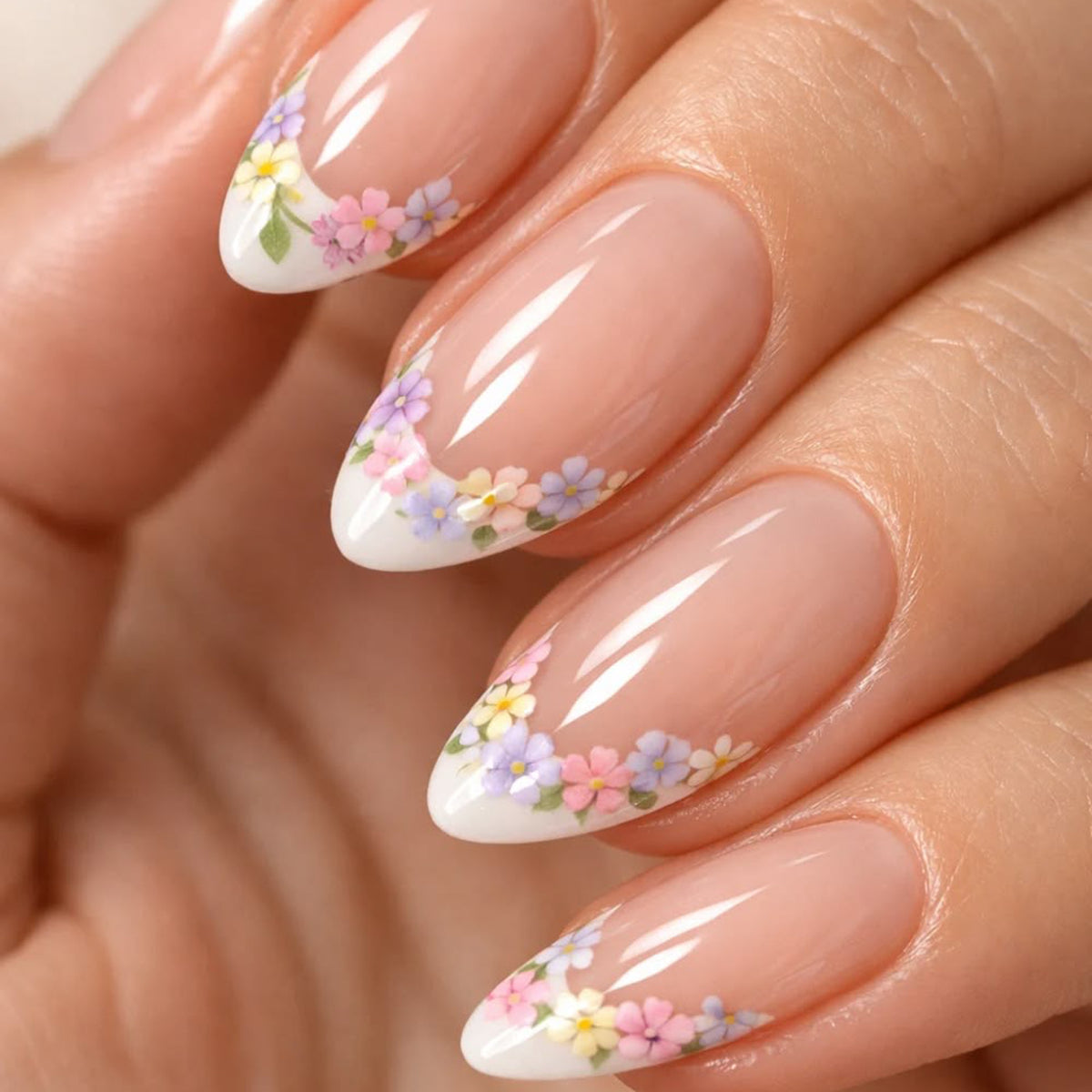 Stylische Stiletto-Nägel mit floralem Design Brehn