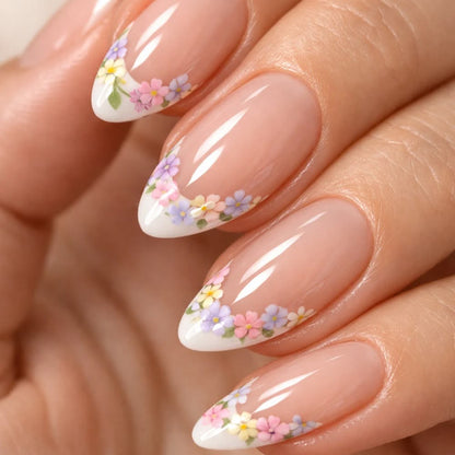 Stylische Stiletto-Nägel mit floralem Design Brehn