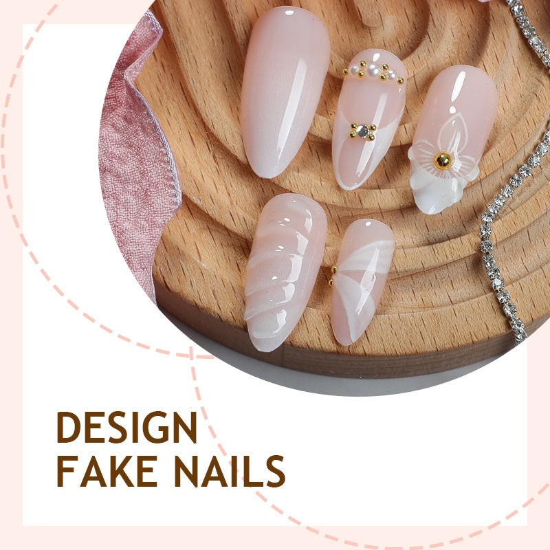 Kunstnagelset mit eleganten floralem Design und luxuriösen Akzenten Brehn