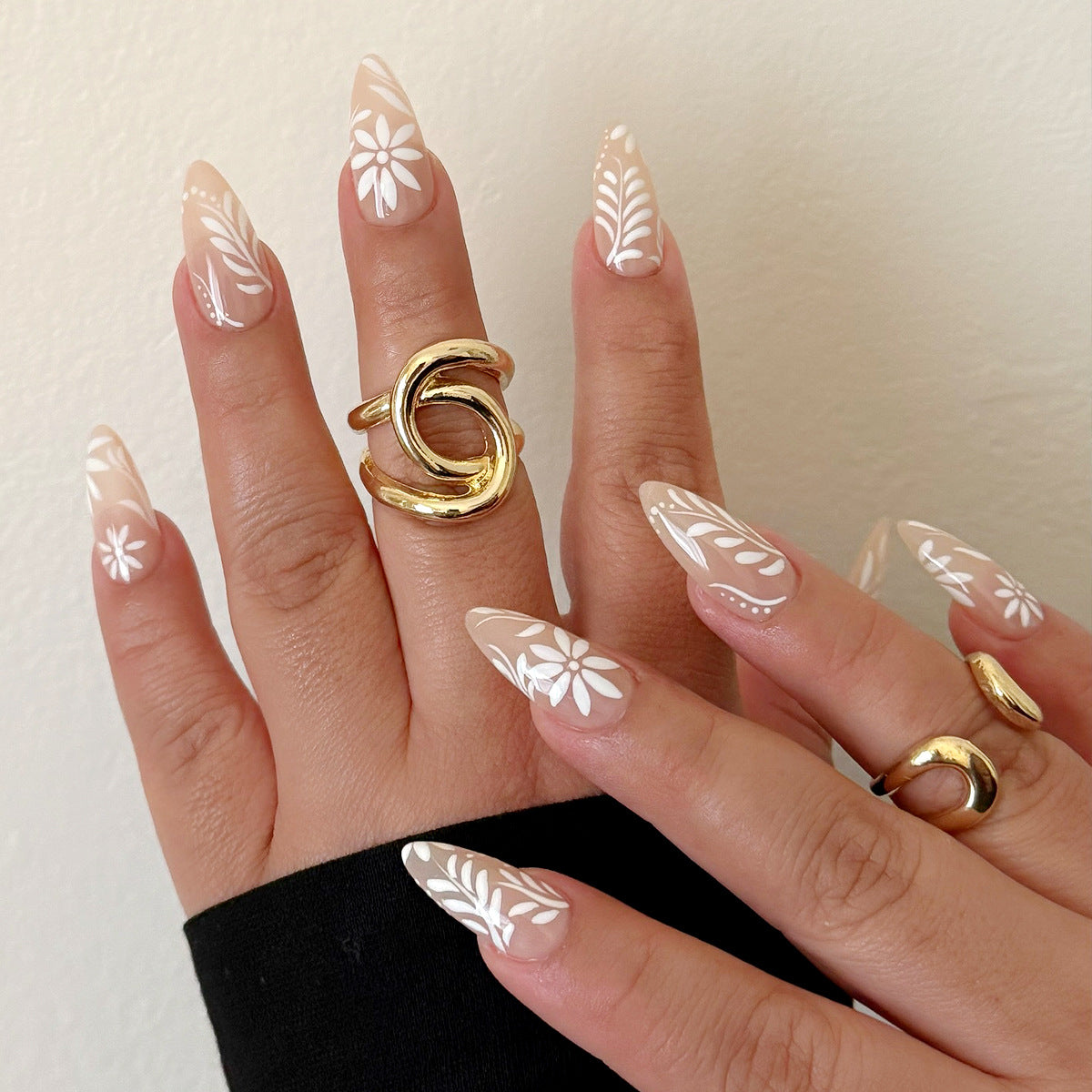 Stiletto-Nägel mit floralen Verzierungen Brehn