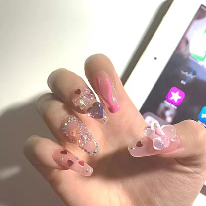 Kunstvolle Gel-Nägel mit elegantem Floral-Design und Glitzerakzenten Brehn
