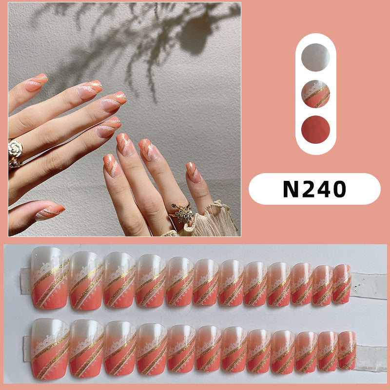 Dekoratives Press-On Nagelkunst-Set mit Gold-Akzenten