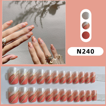 Dekoratives Press-On Nagelkunst-Set mit Gold-Akzenten