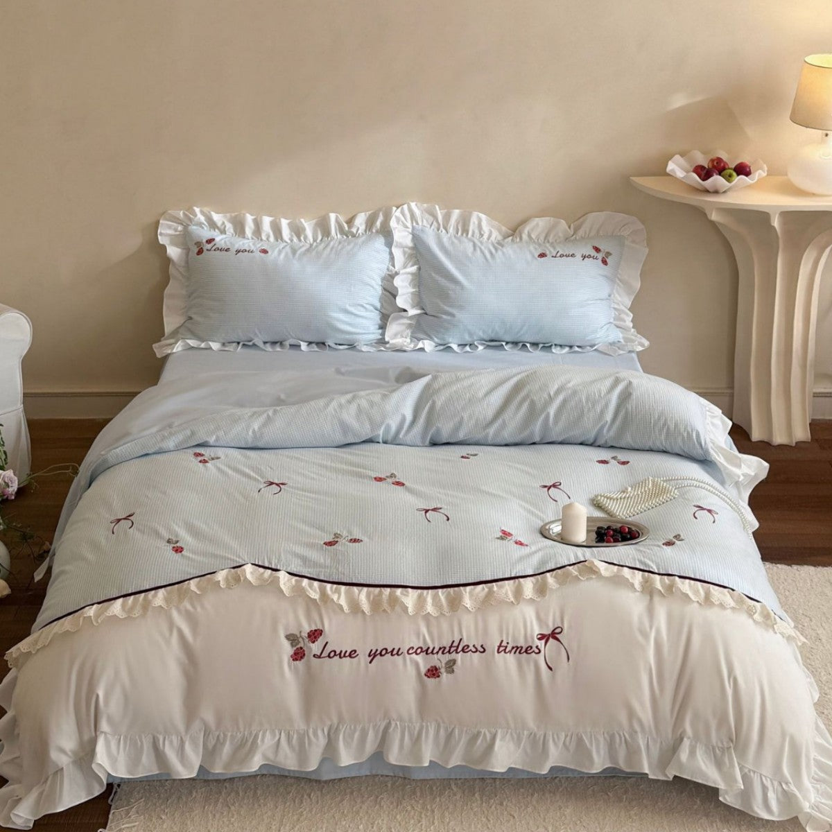Bettwäsche-Set aus atmungsaktivem Baumwollmix mit Volant und Blumen-Schleifen-Stickerei