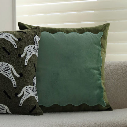 Quadratischer Zierkissenbezug im Teddy‑Bouclé mit erhabener Zebra‑Tuftapplikation Brehn