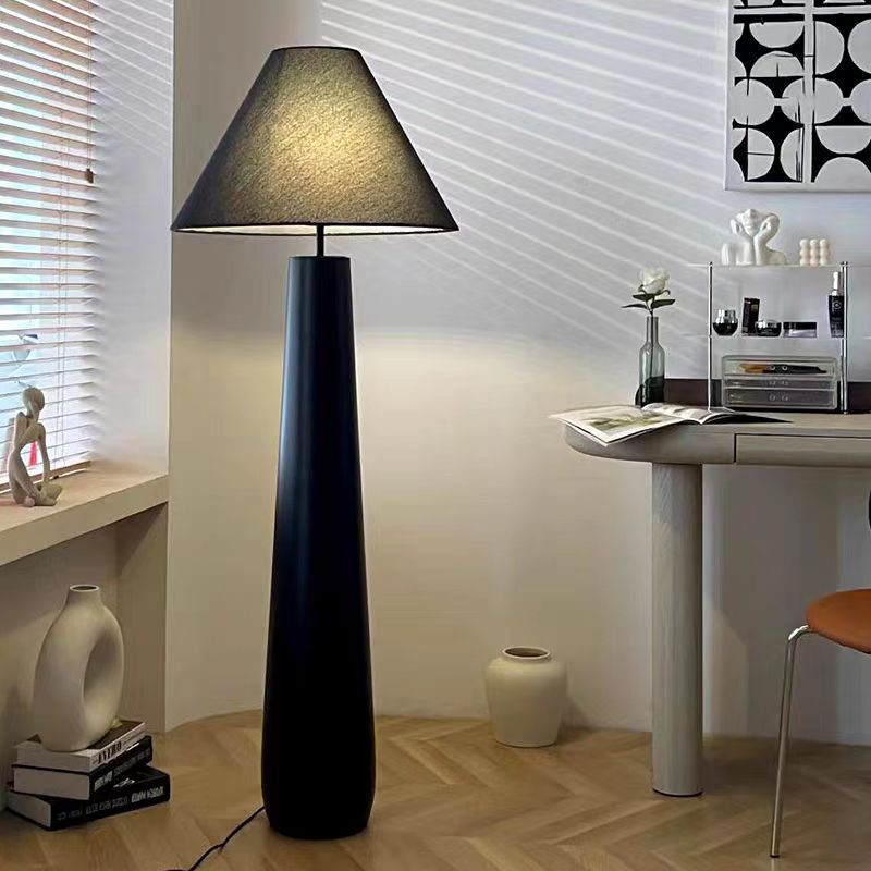 Elegante moderne Stehlampe mit stilvollem Schirm