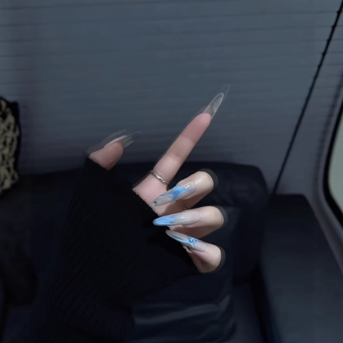 Faszinierende, mit Kristallen besetzte Stiletto-Nagelspitzen