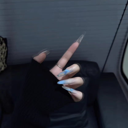 Faszinierende, mit Kristallen besetzte Stiletto-Nagelspitzen