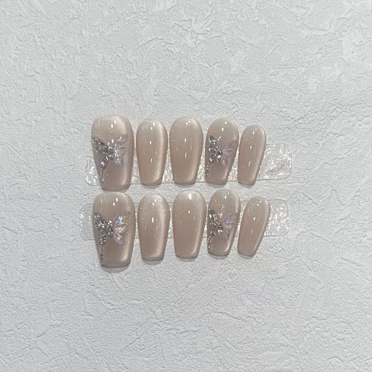Stilvolles Press-On Nagelkunst-Set mit eleganten Schmetterlings- und Juwelenelementen Brehn