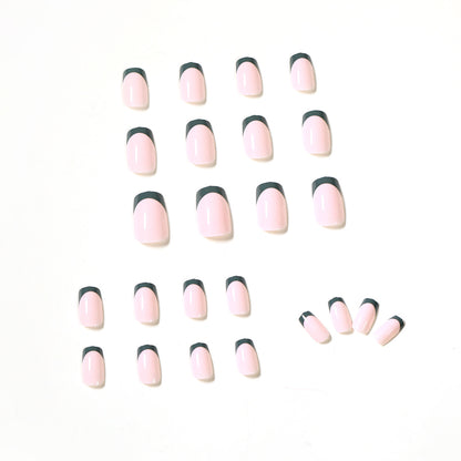Kunstvolle Nagelkunst mit eleganten Farbverlauf und Spitzen Brehn