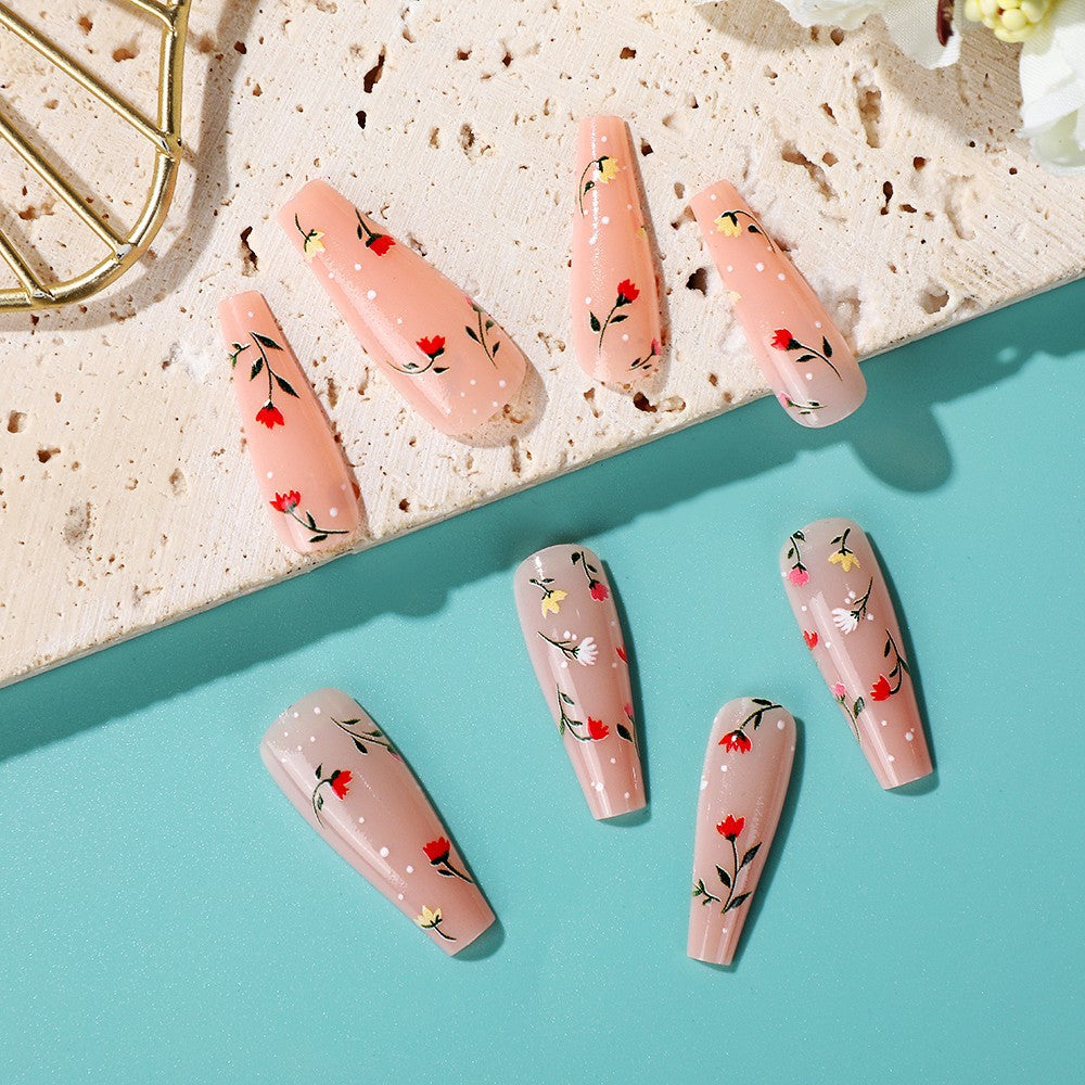 Elegante Kunstnägel mit floralen Verzierungen Brehn