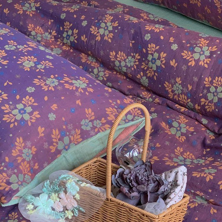Wendbares Bettwäsche-Garnitur-Set aus Baumwoll-Leinen mit zartem Blumenprint und gesteppter Decke