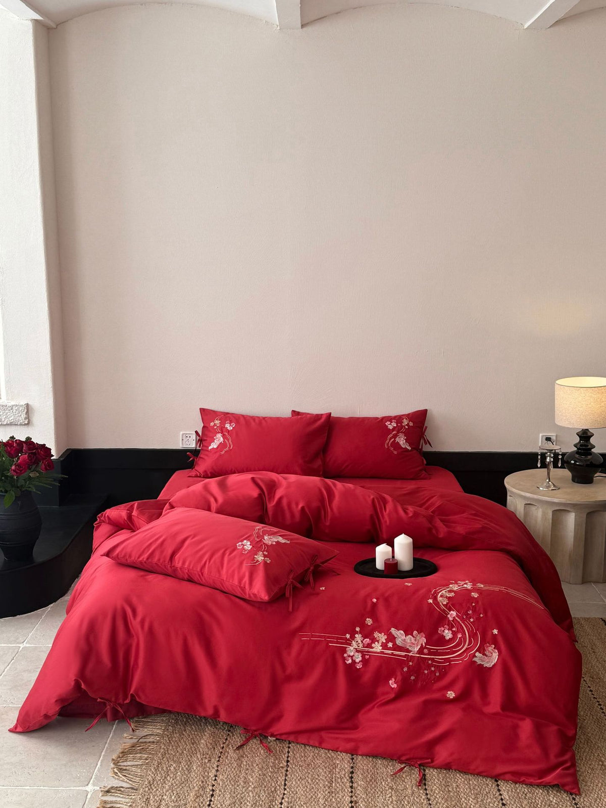 Feinseidige Satin-Bettwäsche-Garnitur mit zarter Blumenstickerei und Bindebändern Brehn