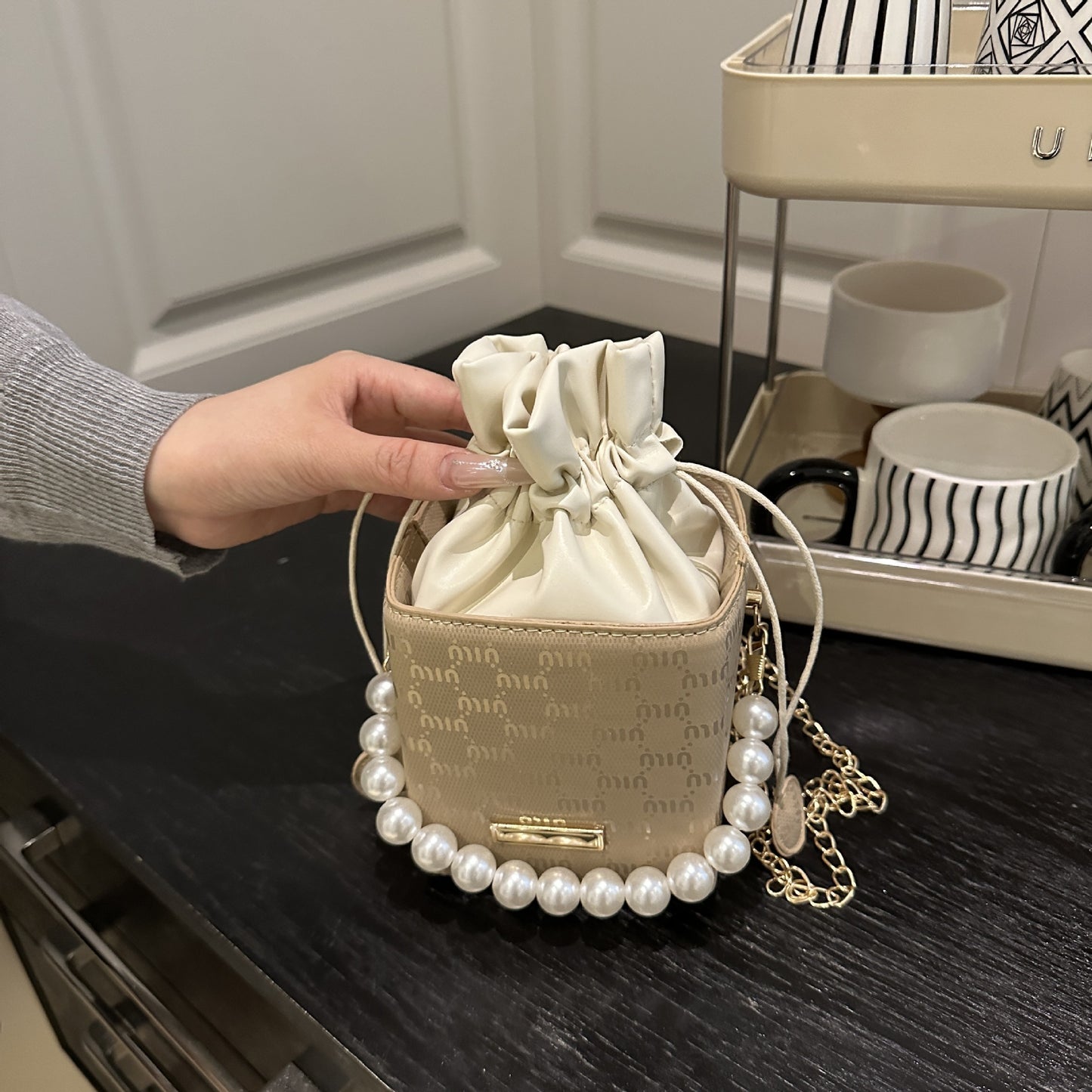 Elegante Mini-Eimer-Tasche mit Perlenhenkel Brehn
