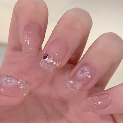 Glamouröse Kunstfingernägel mit Herzförmigen Akzenten Brehn