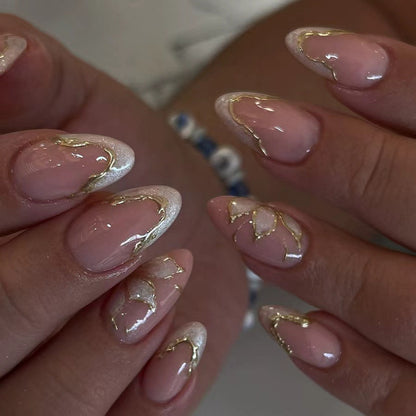 Elegante glänzende French Tip Press-On Nägel mit goldenen Akzenten