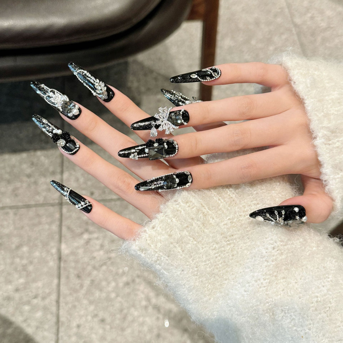 Dekoratives Stiletto Press-On Nail Art Set mit Strasssteinen und glamourösen Akzenten