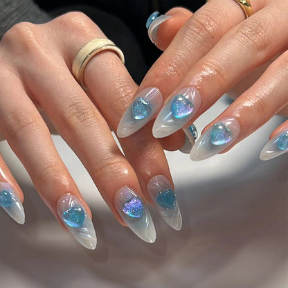 Kunstvolle Stiletto-Nägel mit Herz-Design Brehn