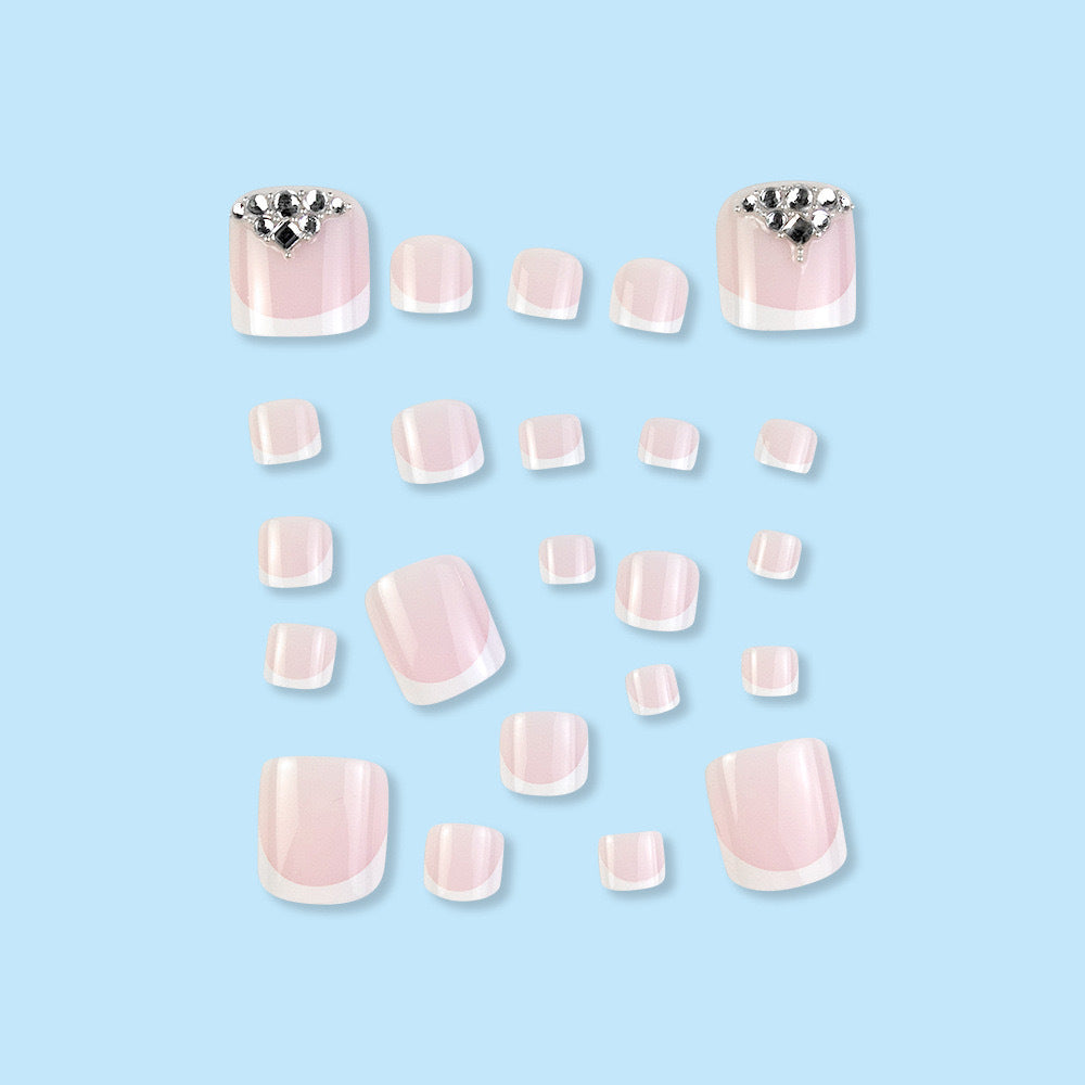 Fußnagelkunstset mit eleganten French-Spitzen und funkelnden Strassdetails Brehn