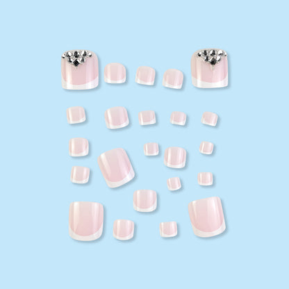 Fußnagelkunstset mit eleganten French-Spitzen und funkelnden Strassdetails Brehn