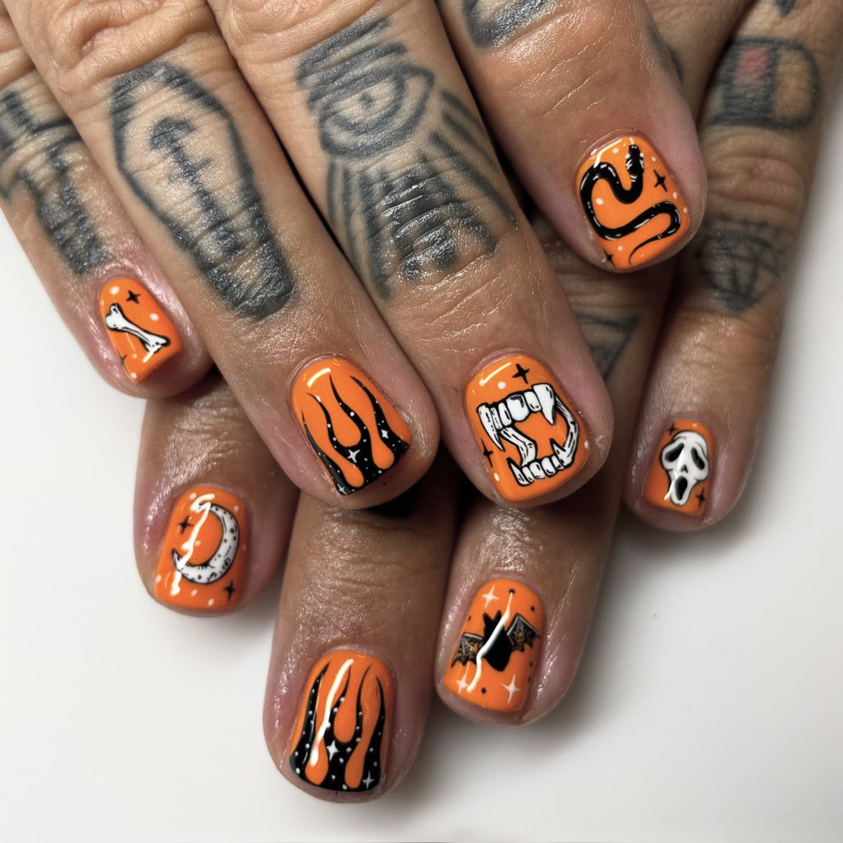 Kreatives Kunstnagelset mit Halloween-Motiven Brehn