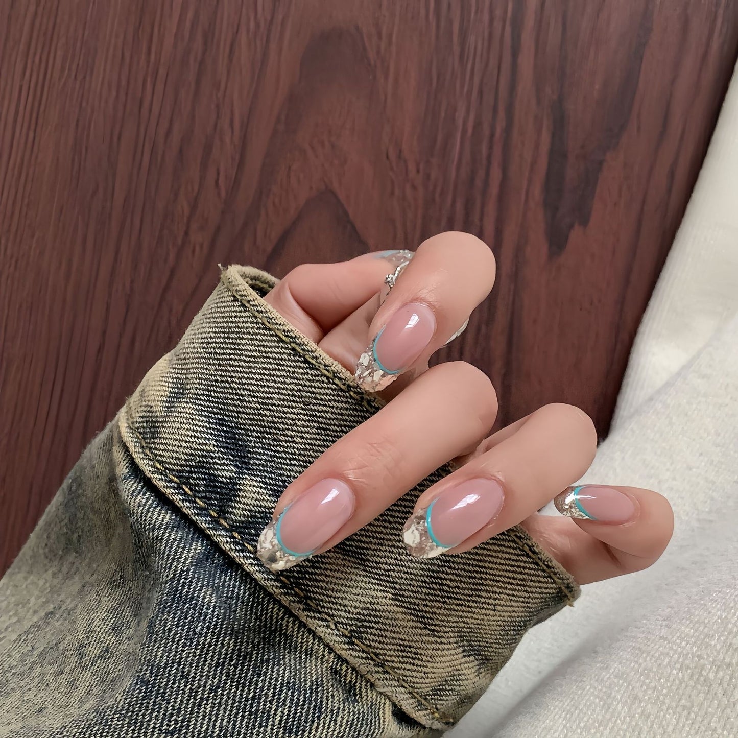 Kunstnägel mit Schimmerndem Glitzer und Elegantem French-Tip Brehn