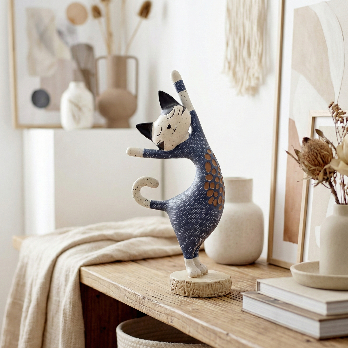 Künstlerische Katzenfigur in lebhaftem Design Brehn