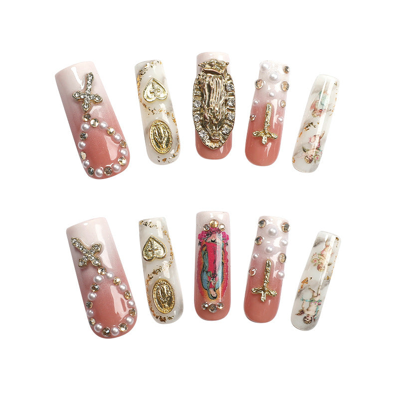 Glamouröses Kunstnagelset mit edlen Verzierungen und Glitzerakzenten Brehn