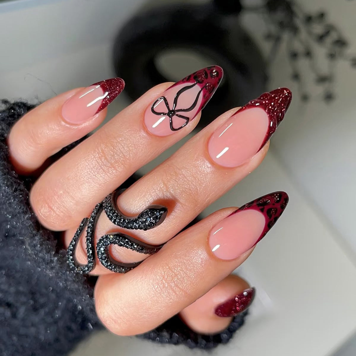 Künstlerische Stiletto Press-On Nägel mit einzigartigem schwarz-rotem Design Brehn