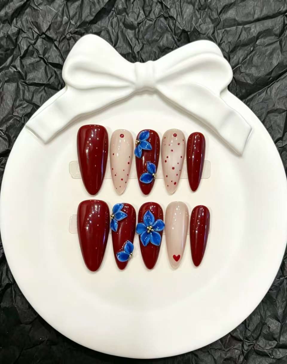 Dekoratives Press-On Nagelkunst-Set mit floralen und verspielten Designs