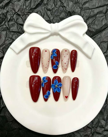 Dekoratives Press-On Nagelkunst-Set mit floralen und verspielten Designs