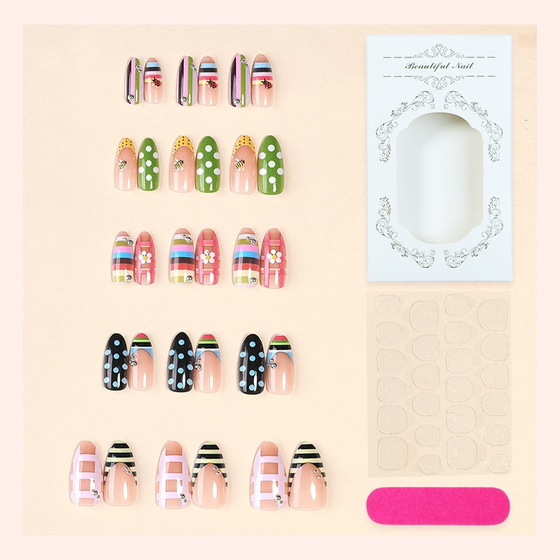 Kunstnagelset mit bunten Mustern und kreativen Designs Brehn
