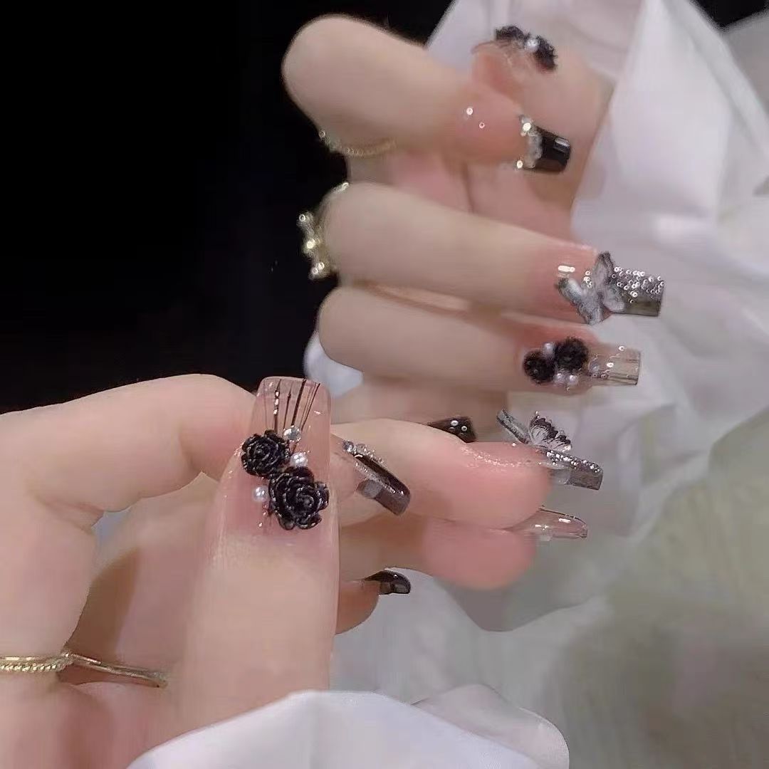 Elegantes Nageldesign mit Schleifen- und Strassdetails Brehn