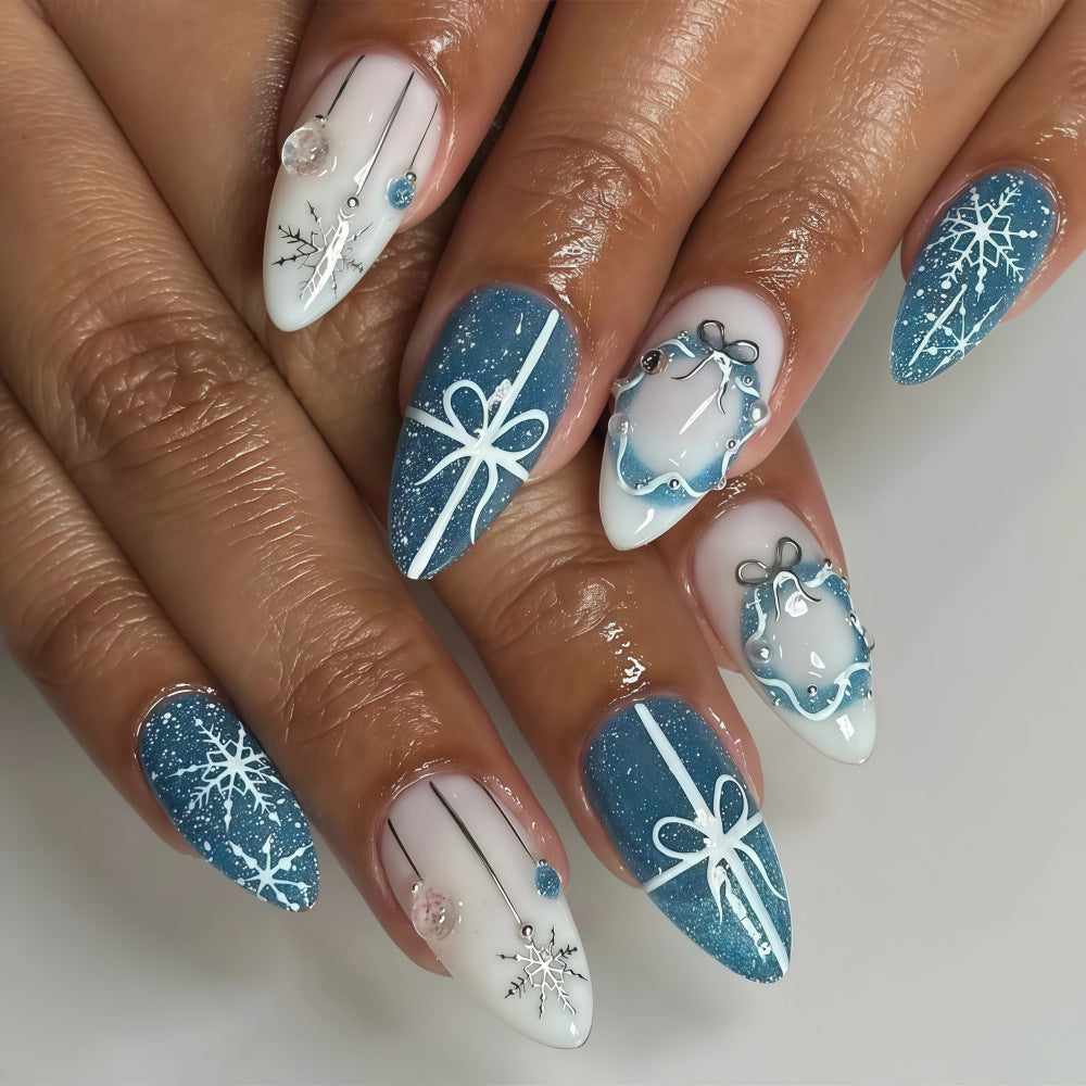 Kunstnägel Im Eleganten Winterdesign mit Glitzerakzenten Brehn