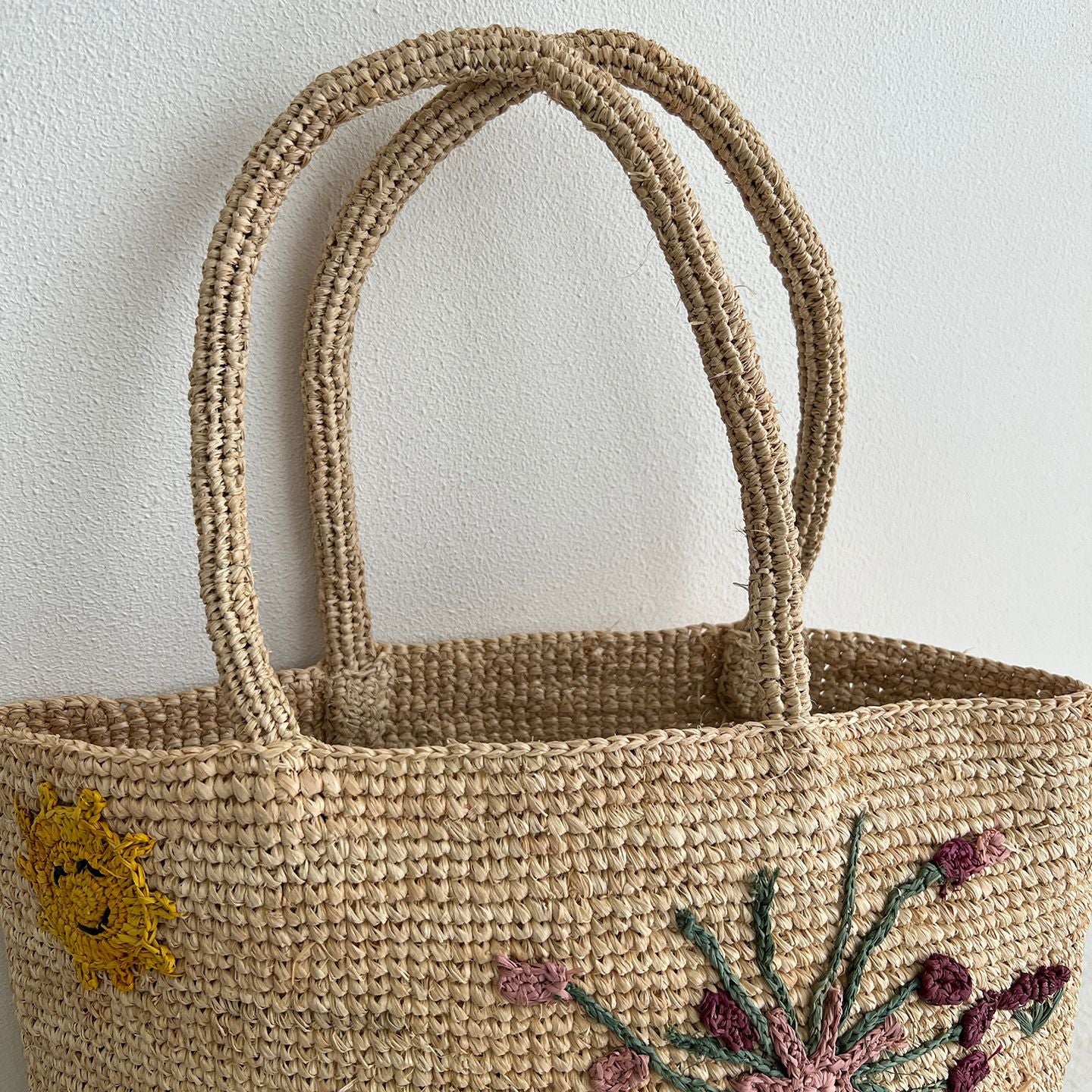 Handgefertigte Stroh-Tasche mit Floralem Stickdesign Brehn