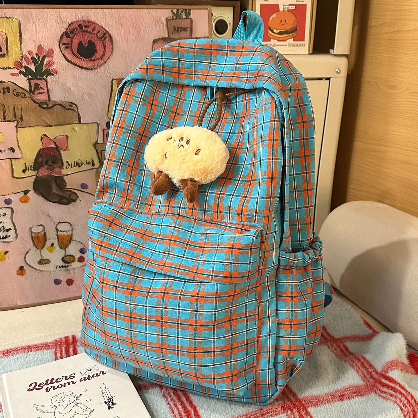 Rucksack mit Praktischem Karomuster und Süßem Plüschanhänger Brehn
