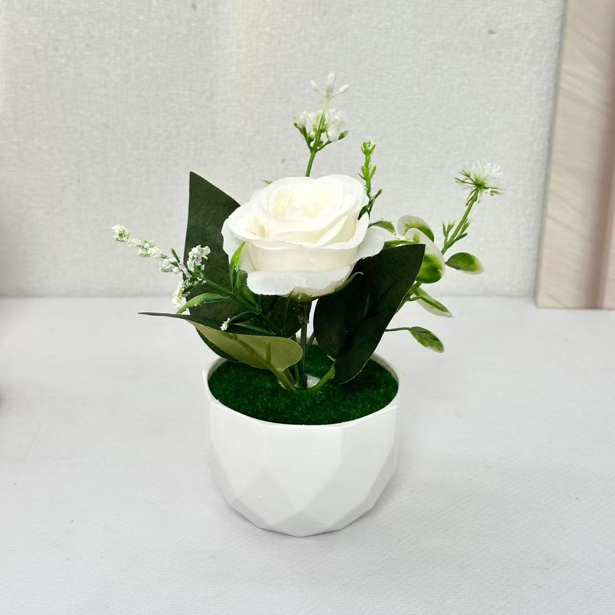 Dekorative Blumenarrangement für die Wohnkulturanzeige